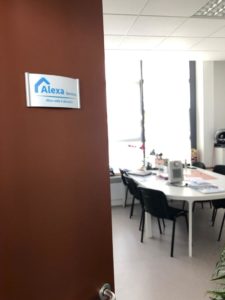 Fabrication et pose d'une plaque de signalétique de porte personnalisée, Alexa Services, Douai, Nord